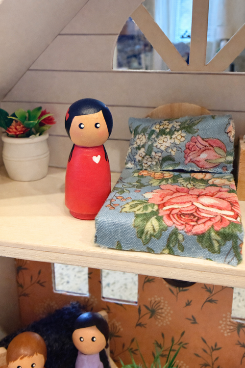 Cozy cottage dollhouse with pegs